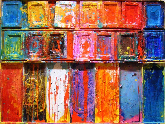 Farbenintensives Farbkasten-Gemälde „Der Ausbruch“ (110 × 130 × 4 cm, 2015) – Mischtechnik von Mark Hellbusch. Explosive Farbflächen in Rot, Blau, Gelb, Orange und Violett durchbrechen klare Strukturen. Privatbesitz.
