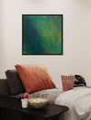Abstraktes Gemälde „Edward“ (90 × 90 cm, 2022, in situ) – grüne zeitgenössische Malerei mit organischen Strukturen und Tiefe auf Leinwand. Atelier Hellbusch