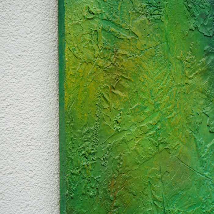 Abstraktes Gemälde „Edward“ (90 × 90 cm, 2022, Ausschnitt) – grüne zeitgenössische Malerei mit organischen Strukturen und Tiefe auf Leinwand. Atelier Hellbusch