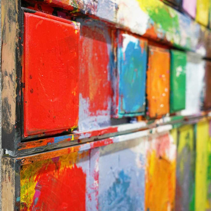 "Gesprächsrunde" zeigt bunte Malerei auf einem überdimensionierten Farbkasten (101 x 101 x 4 cm, Seitenperspektive). Großformatige Kunst. ARTLET - Atelier Hellbusch
