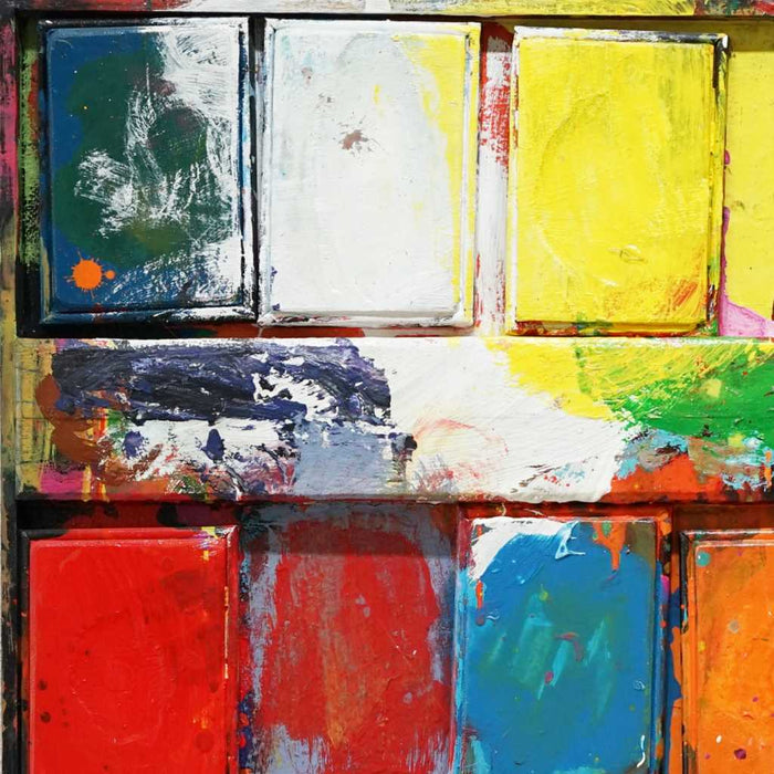 "Gesprächsrunde" zeigt bunte Malerei auf einem überdimensionierten Farbkasten (101 x 101 x 4 cm, Nahaufnahme). Großformatige Kunst. ARTLET - Atelier Hellbusch