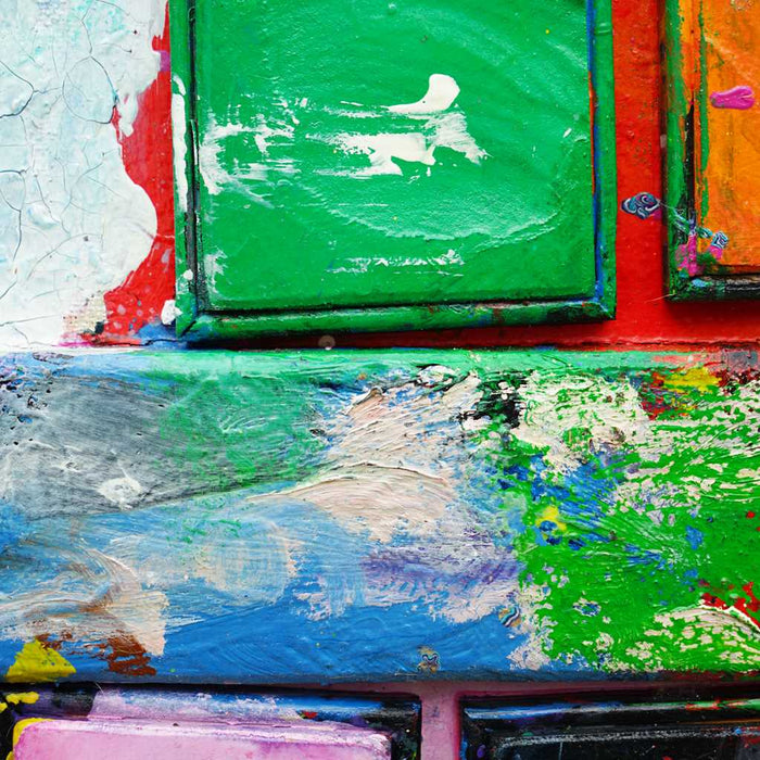 "Gesprächsrunde" zeigt bunte Malerei auf einem überdimensionierten Farbkasten (101 x 101 x 4 cm, Nahaufnahme). Großformatige Kunst. ARTLET - Atelier Hellbusch
