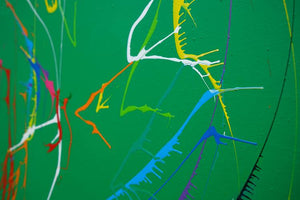 Gemälde Splash 47: Runde Leinwand mit grünem Hintergrund und dynamischen, bunten Farbspritzern in Weiß, Rot, Gelb, Blau und Orange. Zeitgenössische, abstrakte Kunst und experimentelle Technik von 2024 (Nahaufnahme). ARTLET - Atelier Hellbusch