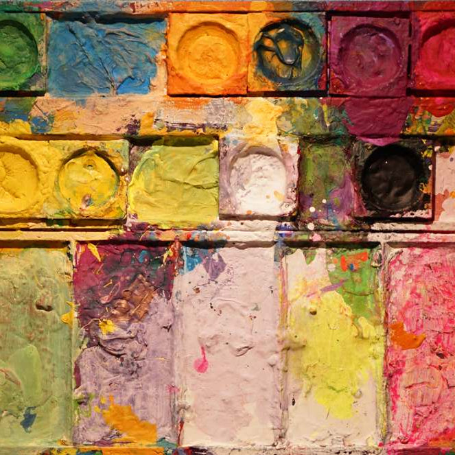 Abstraktes Farbkasten-Gemälde „Im Freien“ (45 × 60 × 4 cm, 2019) – helle Blau-, Grün- und Gelbtöne mit warmen Akzenten, luftige Komposition. Heute in Privatbesitz. Atelier Hellbusch