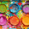 "In den Bergen" zeigt moderne Kunst auf dem Farbkasten (64 x 72 cm, Ausschnitt). In den Mischfächer (oben) sind bunte Farben zu sehen: Frühlingsfarben in orange, grün, blau, violet und weiß. Unten befinden sich 10 Farbteller mit der typisch bunten Palette der Farben eines Farbkastens. In den Zwischenräumen sind Farbkleckse und -flecken sichtbar. Die Malerei wurde experimentell umgesetzt. Abstrakte Malerei. ARTLET - Atelier Hellbusch.