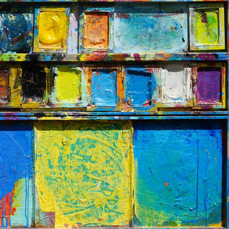 Abstraktes Farbkasten-Gemälde „Ins Blaue“ (120 × 150 × 4 cm, 2012) – Mischtechnik auf Objekt von Mark Hellbusch. Dominante blaue und gelbe Flächen mit roten, grünen und violetten Akzenten. Heute in Privatbesitz.