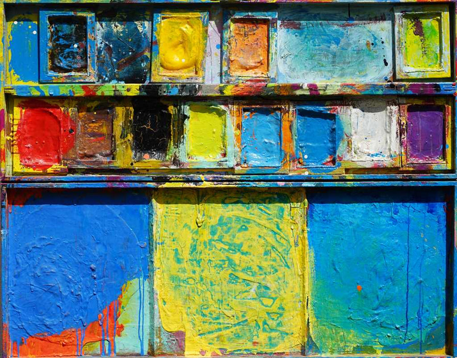 Abstraktes Farbkasten-Gemälde „Ins Blaue“ (120 × 150 × 4 cm, 2012) – Mischtechnik auf Objekt von Mark Hellbusch. Dominante blaue und gelbe Flächen mit roten, grünen und violetten Akzenten. Heute in Privatbesitz.