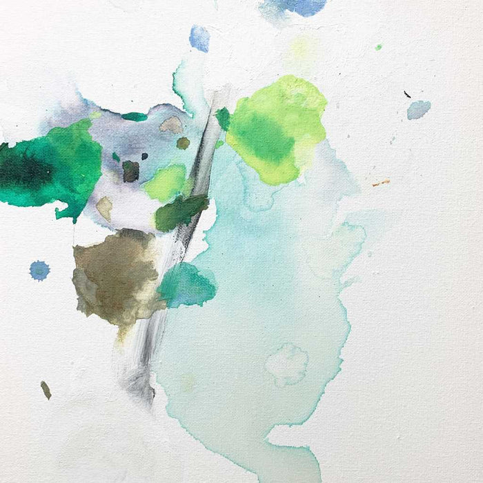 Abstraktes Gemälde „Koala“ in Grün- und Blautönen, moderne Tiermalerei mit angedeutetem Motiv, zarte Farbflächen auf hellem Grund, Atelier Hellbusch