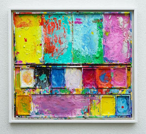 "Küchenparty" zeigt moderne Kunst auf dem Farbkasten (90 x 100 cm). Das Gemälde ist in weiß eingerahmt. In den Mischfächer (oben) sind bunte Farben in Neon zu sehen: pink, grün, blau, rot und gelb. Unten befinden sich 9 Farbteller mit der typisch bunten Palette der Farben eines Farbkastens. In den Zwischenräumen sind Farbkleckse und -flecken sichtbar. Die Malerei wurde experimentell umgesetzt. Abstraktes Bild. ARTLET | Atelier Hellbusch.