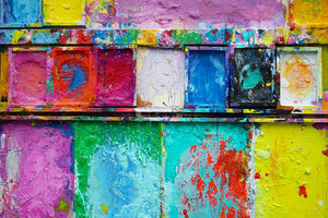 "Küchenparty" zeigt moderne Kunst auf dem Farbkasten (90 x 100 cm) in der Nahaufnahme. In den Mischfächer (unten) sind bunte Farben in Neon zu sehen: pink, grün, blau, rot und gelb. Oben befinden sich 9 Farbteller mit der typisch bunten Palette der Farben eines Farbkastens. In den Zwischenräumen sind Farbkleckse und -flecken sichtbar. Die Malerei wurde experimentell umgesetzt. Abstraktes Bild. ARTLET | Atelier Hellbusch.