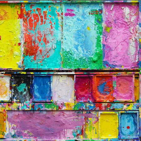 Farbenintensives Farbkasten-Gemälde „Küchenparty“ (96 × 106 × 4 cm, 2024) – abstraktes Objektbild in Mischtechnik mit lebendigen Rosa-, Gelb- und Blautönen. Expressiv und dreidimensional. Atelier Hellbusch.