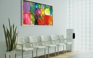 "Gleichgesinnte" zeigt bunte Malerei auf einem überdimensionierten Farbkasten (95 x 195 x 5 cm). In den Mischfächer (außen) sind blaue, violette, grüne, gelbe, rote, pinke und orangene Farben zu sehen. In der Mitte befinden sich 12 Farbteller mit den üblichen Farben einer Palette. In den Zwischenräumen sind Farbkleckse und -flecken sichtbar. Moderne Wandskulptur. ARTLET | Atelier Hellbusch