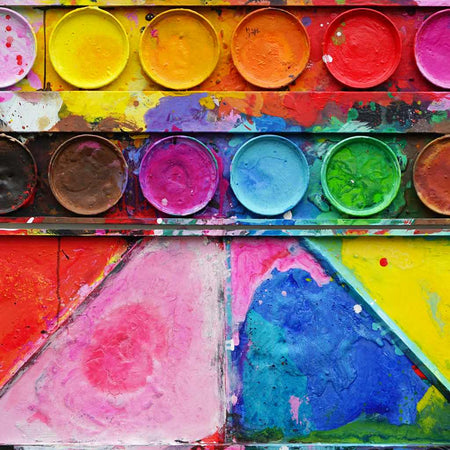 Abstraktes Farbkasten-Gemälde „LOL“ (80 × 110 × 4 cm, 2019) – Objektbild von Mark Hellbusch in Mischtechnik. Leuchtende Rosa-, Gelb-, Blau- und Grüntöne, runde Farbteller und diagonale Farbflächen. Heute in Privatbesitz.