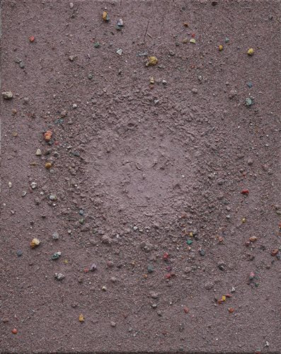 Marsfeld MMXV, ein feines modernes Bild auf Leinwand, besteht aus Farbtrümmern der Palette - aus zerschlagenen Ölfarben, Acrylfarben und Lack. Das Gemälde misst 30 x 24 cm. Über die Größenunterschiede der Farbreste entsteht eine Komposition, die an einen Krater erinnert. . Modernes Bild auf kleine Leinwand. ARTLET - Atelier Hellbusch.