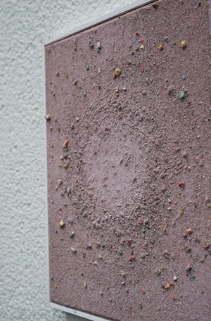 Marsfeld MMXV, ein feines modernes Bild auf Leinwand, besteht aus Farbtrümmern der Palette - aus zerschlagenen Ölfarben, Acrylfarben und Lack. Das Gemälde misst 30 x 24 cm. Über die Größenunterschiede der Farbreste entsteht eine Komposition, die an einen Krater erinnert. . Modernes Bild auf kleine Leinwand. ARTLET - Atelier Hellbusch.
