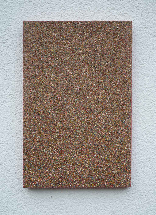 Marsfeld CXXVII: Abstrakte, minimalistische Kunst von Mark Hellbusch, 50 x 33 cm, inspiriert von geologischen Formen, mit lebendigen Farbpunkten und Texturen.