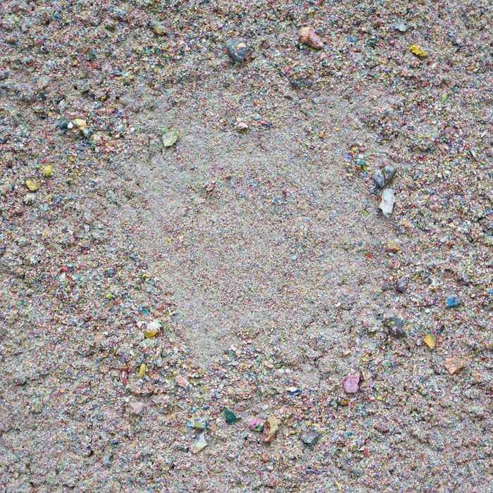 Abstraktes Gemälde in Erdtönen mit zentralem Kratermotiv, fein strukturierter Oberfläche und farbigen Fragmenten – aus der Serie Marsfeld CXXIX, 30x24cm. Atelier Hellbusch