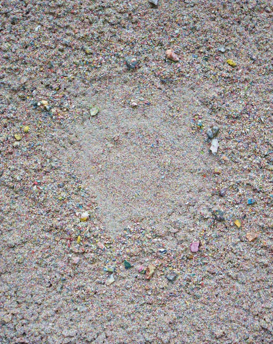 Abstraktes Gemälde in Erdtönen mit zentralem Kratermotiv, fein strukturierter Oberfläche und farbigen Fragmenten – aus der Serie Marsfeld CXXIX, 30x24cm. Atelier Hellbusch