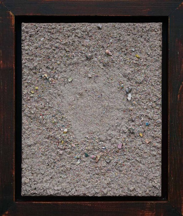 Abstraktes Gemälde in Erdtönen mit zentralem Kratermotiv, fein strukturierter Oberfläche und farbigen Fragmenten – aus der Serie Marsfeld CXXIX, 30x24cm (gerahmt). Atelier Hellbusch