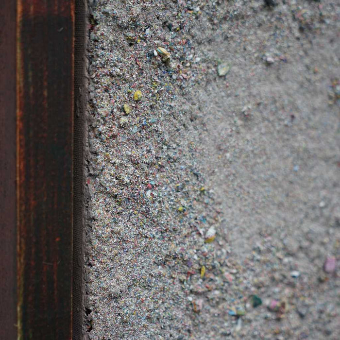 Abstraktes Gemälde in Erdtönen mit zentralem Kratermotiv, fein strukturierter Oberfläche und farbigen Fragmenten – aus der Serie Marsfeld CXXIX, 30x24cm (Seitenparspektive). Atelier Hellbusch