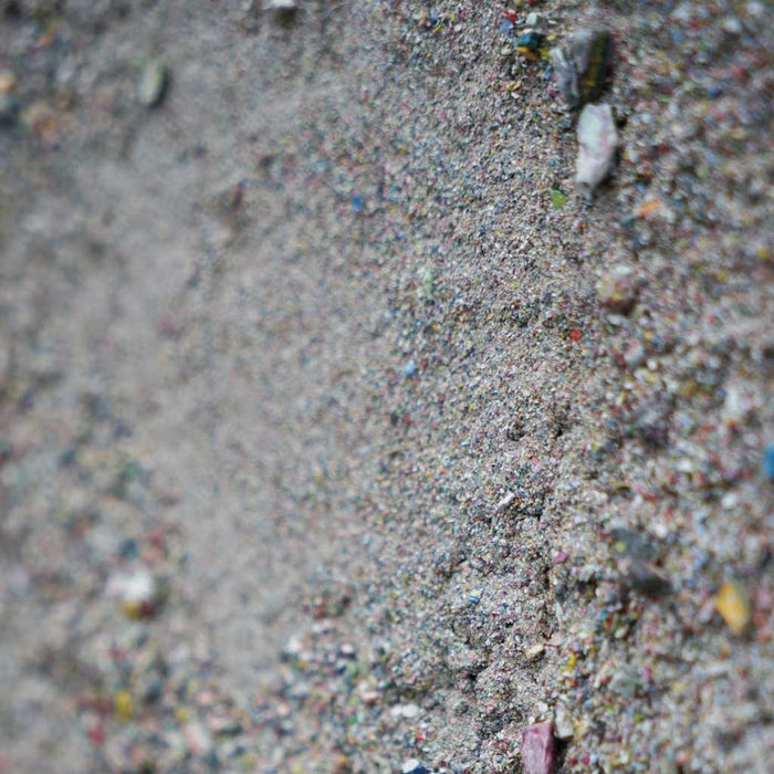 Abstraktes Gemälde in Erdtönen mit zentralem Kratermotiv, fein strukturierter Oberfläche und farbigen Fragmenten – aus der Serie Marsfeld CXXIX, 30x24cm (Nahaufnahme). Atelier Hellbusch