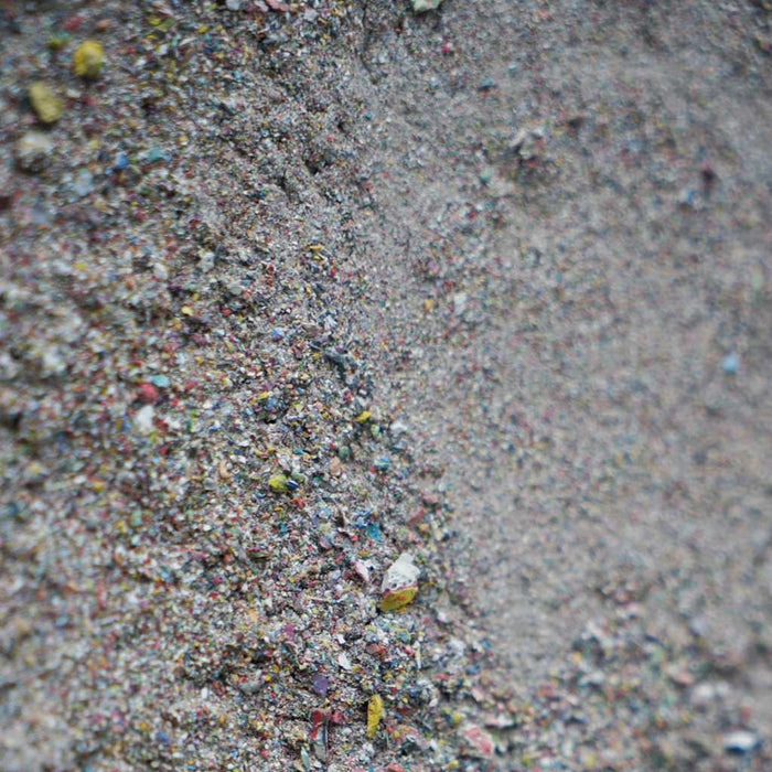 Abstraktes Gemälde in Erdtönen mit zentralem Kratermotiv, fein strukturierter Oberfläche und farbigen Fragmenten – aus der Serie Marsfeld CXXIX, 30x24cm (Nahaufnahme). Atelier Hellbusch