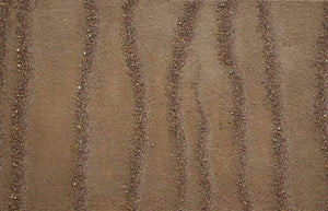 Marsfeld CLVI besteht aus Farbresten der Palette. Das Bild misst 90 x 140 cm. Die Reste bestehen aus getrockneten und zerschlagenen Ölfarben, Acrylfarben und Lack. Über die Größenunterschiede der Farbbrocken entsteht eine wellenartige Komposition, die an Sand und Strand erinnert. Abstrakte Kunst. ARTLET | Atelier Hellbusch.
