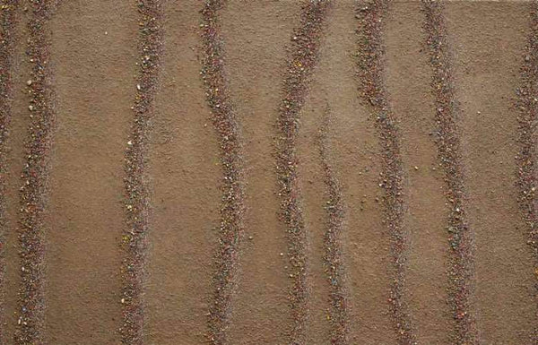 Marsfeld CLVI besteht aus Farbresten der Palette. Das Bild misst 90 x 140 cm. Die Reste bestehen aus getrockneten und zerschlagenen Ölfarben, Acrylfarben und Lack. Über die Größenunterschiede der Farbbrocken entsteht eine wellenartige Komposition, die an Sand und Strand erinnert. Abstrakte Kunst. ARTLET - Atelier Hellbusch.
