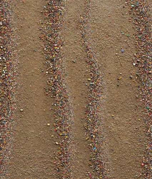  Marsfeld CLVI besteht aus Farbresten der Palette. Das Bild misst 90 x 140 cm - hier ist lediglich eine Nahaufnahme zu sehen. Die Reste bestehen aus getrockneten und zerschlagenen Ölfarben, Acrylfarben und Lack. Über die Größenunterschiede der Farbbrocken entsteht eine wellenartige Komposition, die an Sand und Strand erinnert. Abstrakte Kunst. ARTLET - Atelier Hellbusch.
