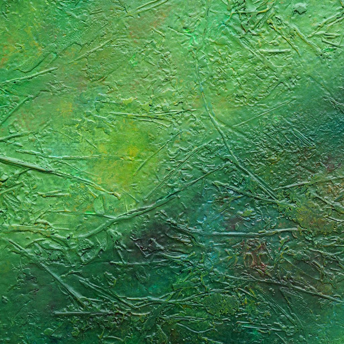 Abstraktes Gemälde „Martina“ (110 × 100 cm, 2022) – moderne grüne Malerei auf Leinwand mit organischen Strukturen und tiefer Farbwirkung (Nahaufnahme). Atelier Hellbusch