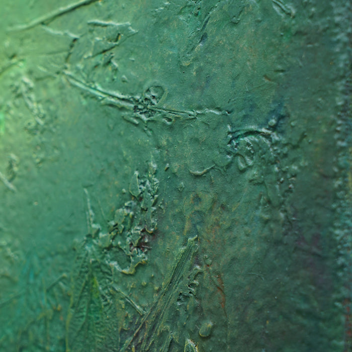 Abstraktes Gemälde „Martina“ (110 × 100 cm, 2022) – moderne grüne Malerei auf Leinwand mit organischen Strukturen und tiefer Farbwirkung (Nahaufnahme). Atelier Hellbusch