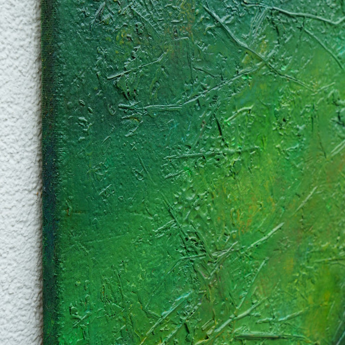 Abstraktes Gemälde „Martina“ (110 × 100 cm, 2022) – moderne grüne Malerei auf Leinwand mit organischen Strukturen und tiefer Farbwirkung (Nahaufnahme). Atelier Hellbusch