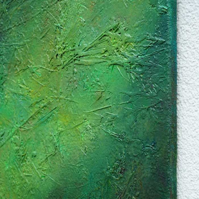 Abstraktes Gemälde „Martina“ (110 × 100 cm, 2022) – moderne grüne Malerei auf Leinwand mit organischen Strukturen und tiefer Farbwirkung (Seitenansicht). Atelier Hellbusch