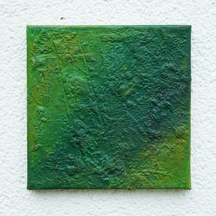 Abstraktes Gemälde „Mohammad“ in 20 × 20 cm, 2025, grüne Ölmalerei mit Struktur und Tiefe auf Leinwand – Atelier Hellbusch