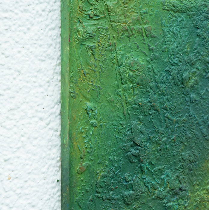 Abstraktes Gemälde „Mohammad“ in 20 × 20 cm, 2025, grüne Ölmalerei mit Struktur und Tiefe auf Leinwand (Seitenperspektive) – Atelier Hellbusch