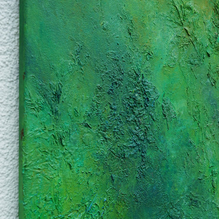 Abstraktes Gemälde „Nushi“ in 50 × 40 cm, 2025, grüne Ölmalerei mit organischen Strukturen auf Leinwand (Seitenperspektive) – Atelier Hellbusch