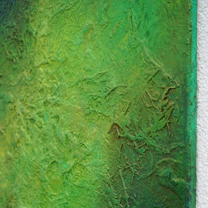Abstraktes Gemälde „Paul“ (125 × 130 cm, 2022) – großformatige Malerei von Mark Hellbusch in vielschichtigen Grüntönen mit organischen Strukturen und tiefer Farbwirkung (Seitenperspektive). Atelier Hellbusch