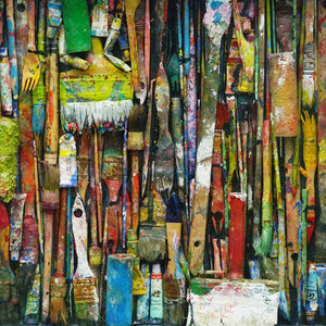 Zeitgenössische Kunst von Mark Hellbusch. Das Bild zeigt alte benutzte Pinsel, Farbrollen, Farbtuben uvm präsentiert hinter Glas und eingerahmt (Wandobjekt)