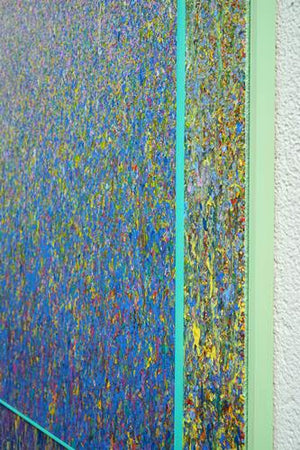 RE3 ist ein Kunstwerk bestehend aus zwei "Organic Grounds". Viele helle bunte Farbpunkte verwandeln sich nach unten hin in Farbstriche. Sie werden in ihrer Farblichkeit auch kräftiger: Gelb, Blau, Violett und Grün sind zu sehen. Die aufeinander geklebte Bilder sind beide weiß eingerahmt. Experimentelle Kunst (Seitenansicht). ARTLET | Atelier Hellbusch