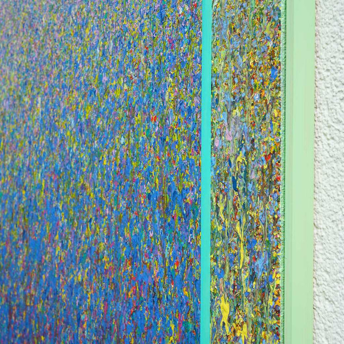 Großes abstraktes Gemälde „RE 12“ von Mark Hellbusch, 120x110 cm (Seitenaufnahme). Entstanden aus zwei überarbeiteten Leinwänden, verbindet das Werk intensive Blau-, Grün- und Gelbtöne mit feinen Strukturen und lebendigen Farbübergängen. Die doppelte Rahmung mit schmalem Innenrahmen und Schattenfuge betont die räumliche Tiefe. Ausdrucksstarke, zeitgenössische Kunst über Transformation und kreative Erneuerung.