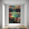 Abstraktes Gemälde „RE 13“ (in Situation) auf schwarzem Hintergrund mit bunten Farbspritzern, 180x120 cm, aus der Kollektion „Reste eines Experiments“. Künstler Mark Hellbusch