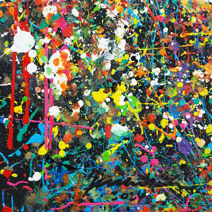 Abstraktes Gemälde „RE 13“ (Nahaufnahme) auf schwarzem Hintergrund mit bunten Farbspritzern, 180x120 cm, aus der Kollektion „Reste eines Experiments“. Künstler Mark Hellbusch