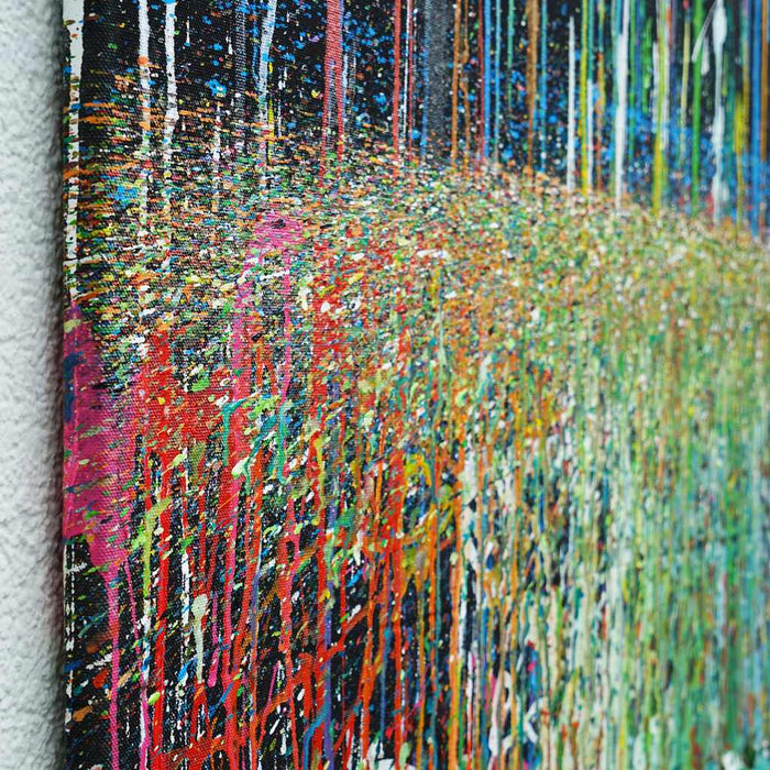 Abstraktes Gemälde „RE 13“ (Seitenaufnahme) auf schwarzem Hintergrund mit bunten Farbspritzern, 180x120 cm, aus der Kollektion „Reste eines Experiments“. Künstler Mark Hellbusch