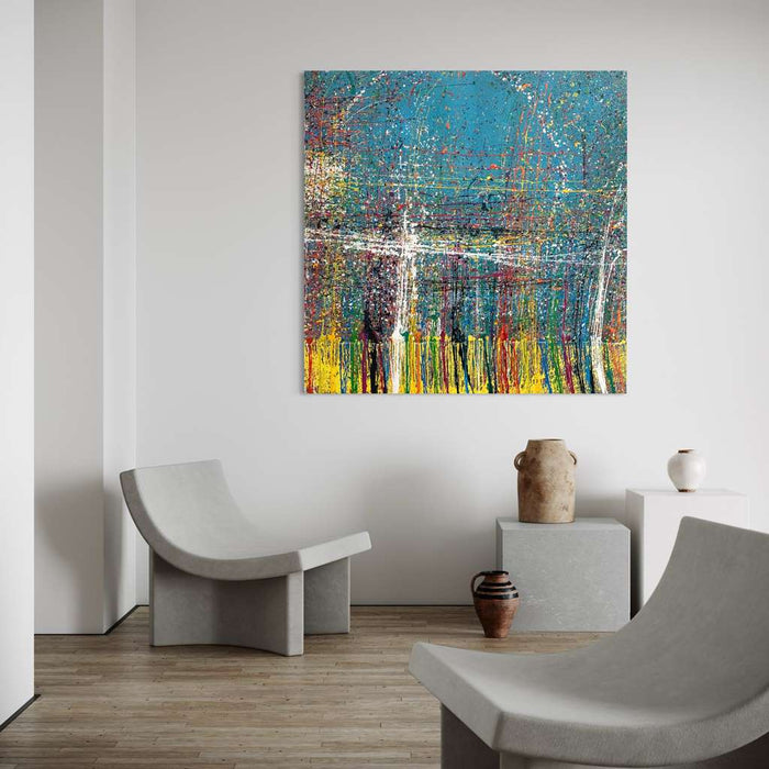 Abstraktes Gemälde „RE 14“ (in Situation) auf blauem Hintergrund mit bunten Farbspritzern, 140x140 cm, aus der Kollektion „Reste eines Experiments“. 2024 von Mark Hellbusch, freischaffender Künstler bei Frankfurt, gemalt.