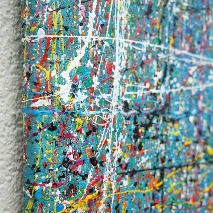 Abstraktes Gemälde „RE 14“ (Seitenaufnahme) auf blauem Hintergrund mit bunten Farbspritzern, 140x140 cm, aus der Kollektion „Reste eines Experiments“. 2024 von Mark Hellbusch, freischaffender Künstler bei Frankfurt, gemalt.