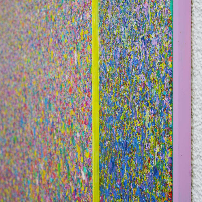 Buntes Gemälde „RE 17“ (Seitenansicht) mit unzähligen farbigen Punkten auf 100x140 cm Leinwand. Teil der Serie „Reste eines Experiments“, inspiriert von „Organic Grounds“. Entstanden 2024, Künstler Mark Hellbusch