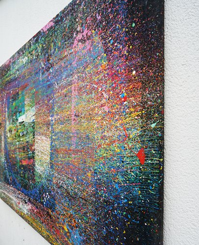 XXL-Gemälde „RE 19“ in einer Seitenaufnahme. Bunte Farben auf schwarzem Hintergrund 210x150 cm, aus der Kollektion „Reste eines Experiments“. Künstler Mark Hellbusch