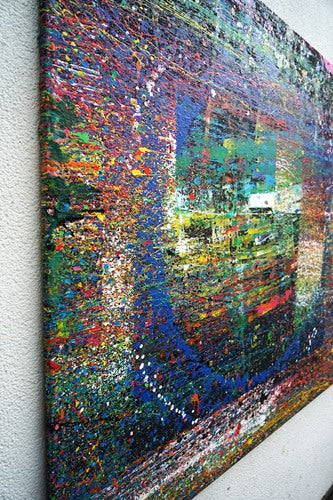 XXL-Gemälde „RE 19“ in einer Seitenaufnahme. Bunte Farben auf schwarzem Hintergrund 210x150 cm, aus der Kollektion „Reste eines Experiments“. Künstler Mark Hellbusch