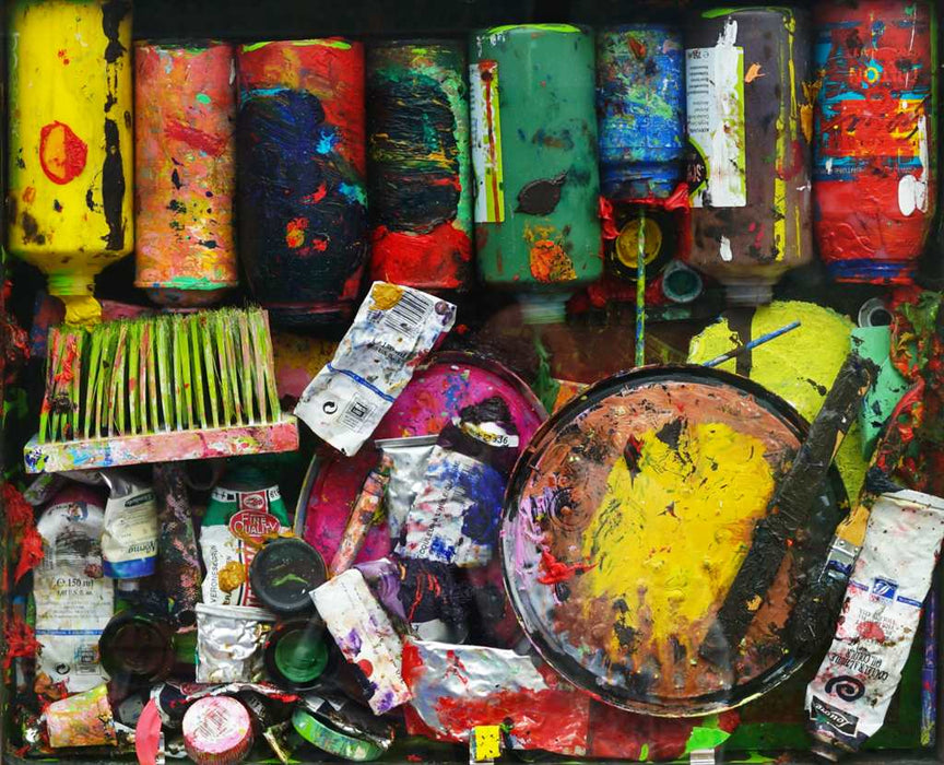 "RE 2" ist das Ergebnis eines kreativen Experiments und ein interessantes Beispiel für zeitgenössische Kunst. Dieses 2012 entstandene Wandobjekt zeigt vor allem Farbtuben und -utensilien, hinter Glas und Rahmen arrangiert. Die lebendigen, trockenen Farben verschmelzen auf einzigartige Weise mit dem Metall und Plastik der Tuben. Die dichte Anordnung erzeugt eine harmonische Symphonie aus Farben und Texturen. ARTLET | Atelier Hellbusch