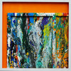 Quadratisches Kunstwerk RE 20 mit intensiven Farbschlieren in Grün, Blau, Orange und Weiß, eingefasst in weißem Rahmen mit leuchtend orangem Hintergrund – Magie aus den Resten eines Farbexperiments. Atelier Hellbusch.